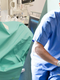 Un urologue en intervention et des urgentistes en action