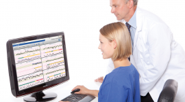 Infirmière et médecin consultant la centrale Trium