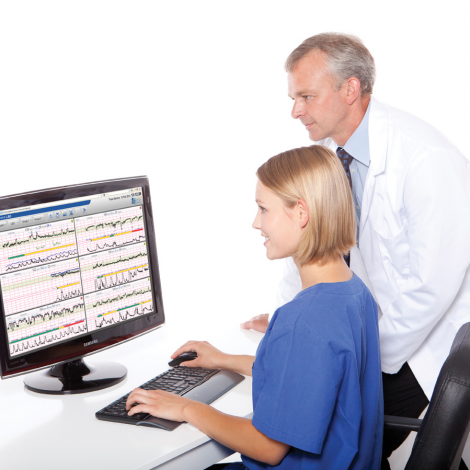 Infirmière et médecin consultant la centrale Trium