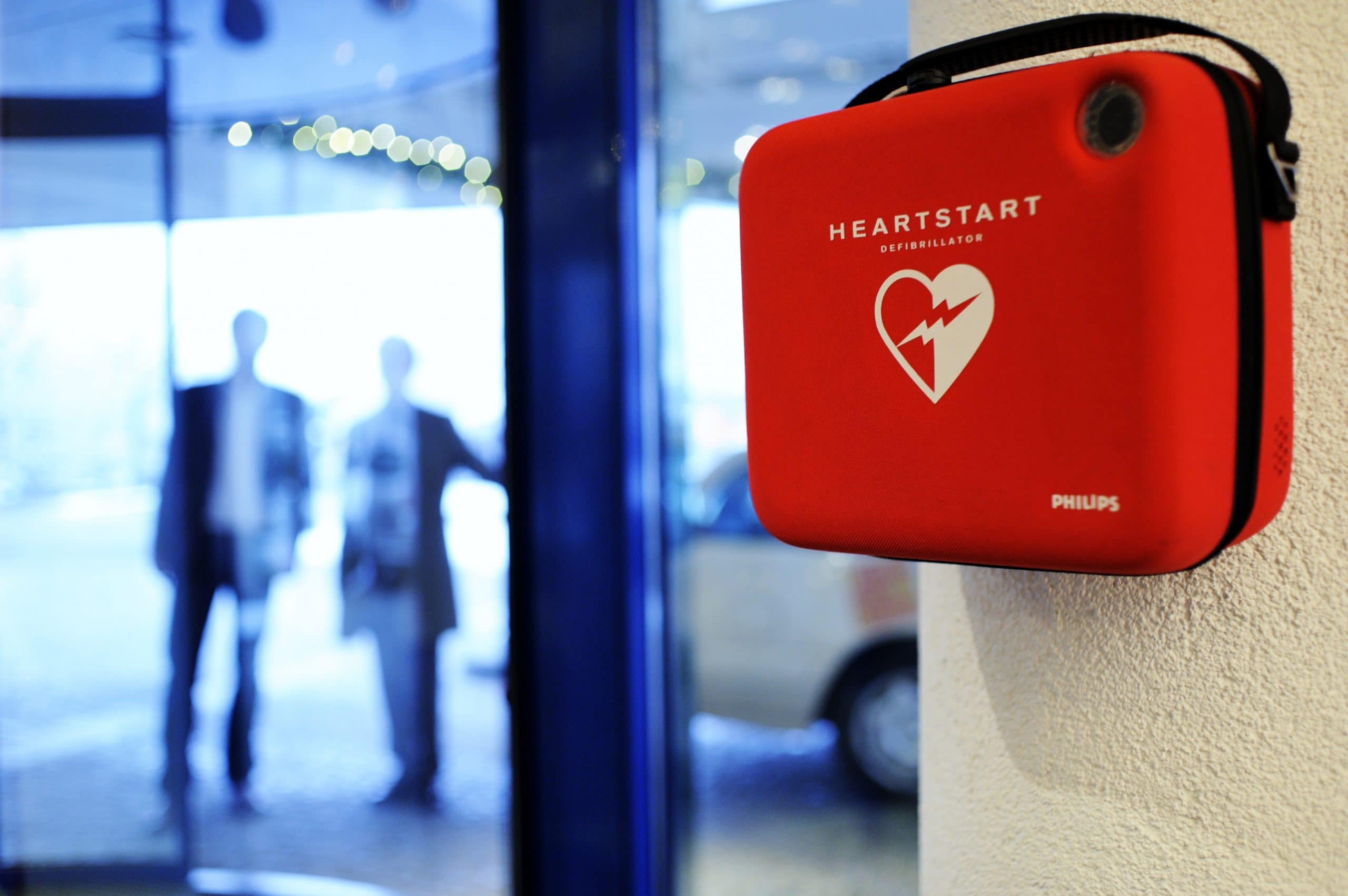 Défibrillateur Hearstart dans sa mallette accrochée au mur