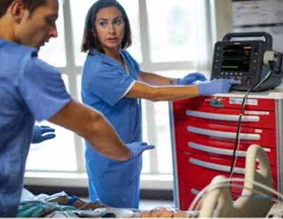 Personnel soignant avec moniteur défibrillateur Philips Intrepid
