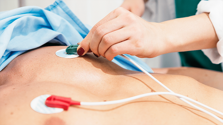Electrodes ECG positionnées sur le torse d'un patient