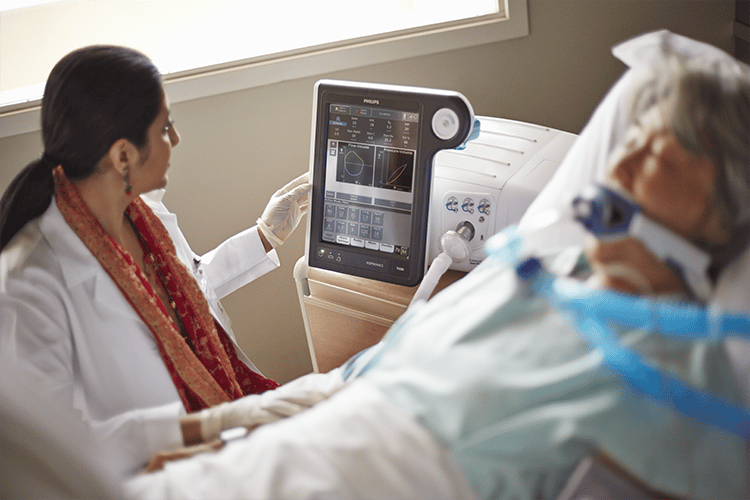 Patient ventilée avec médecin