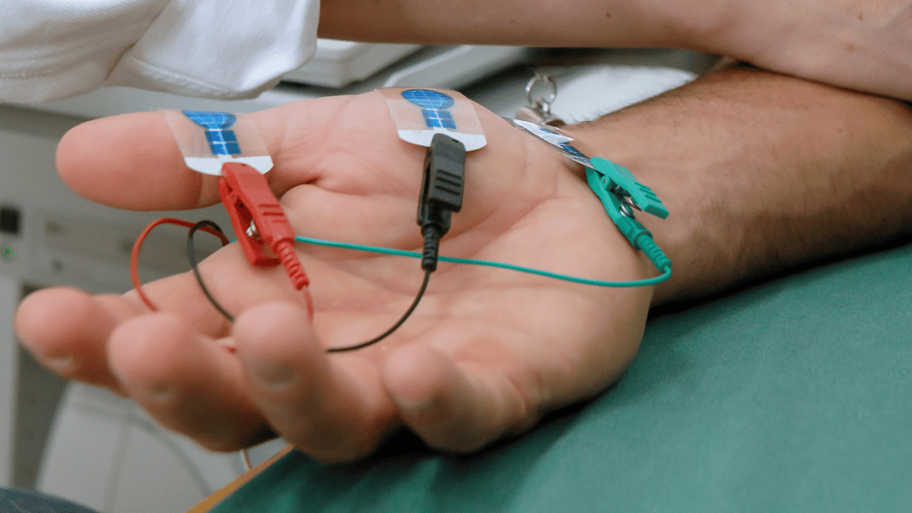 Electrodes dans la main d'un patient
