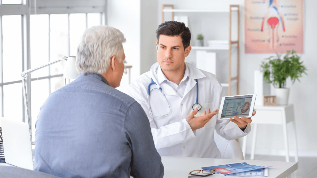 Médecin présentant la prostate à un patient grâce à une tablette