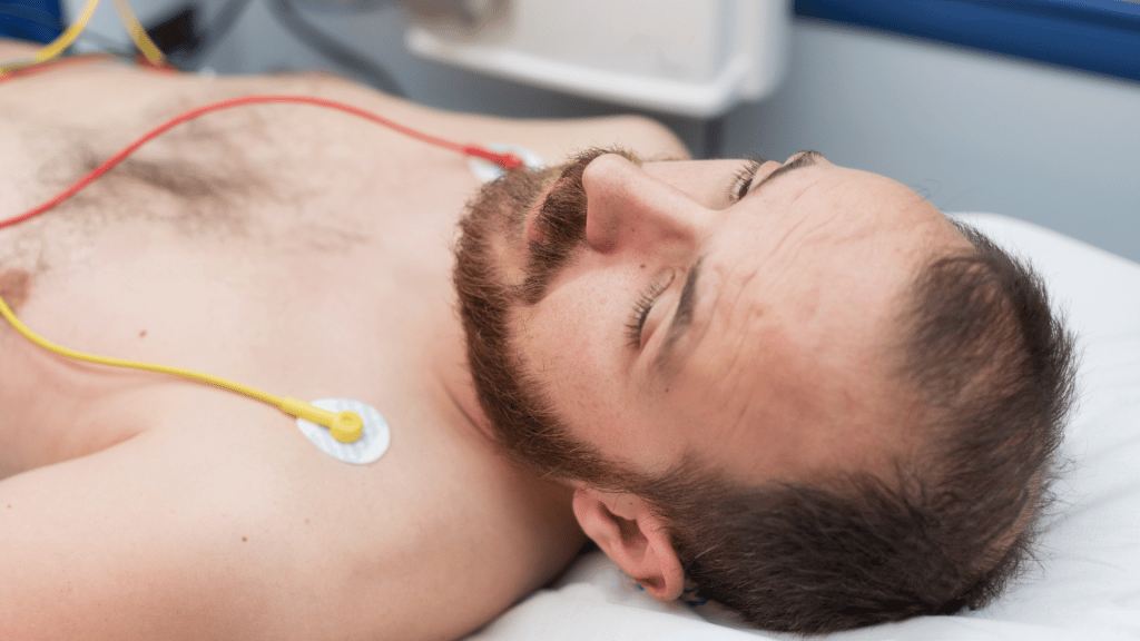 Homme allongé avec des électrodes sur le torse