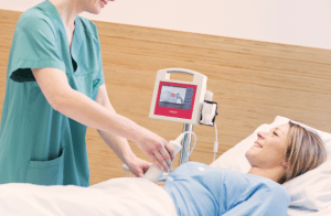 Personnel soignant utilisant un bladder scanner sur la vessie d'une patiente