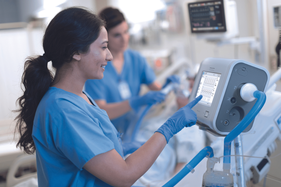 Personnel soignant utilisant un ventilateur Philips Trilogy EV300