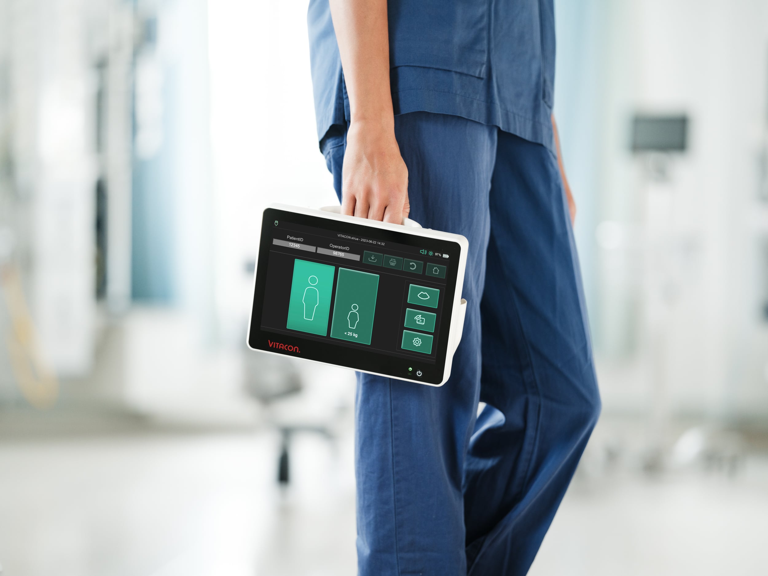 Bladder scanner eVue porté par une professionnelle de santé