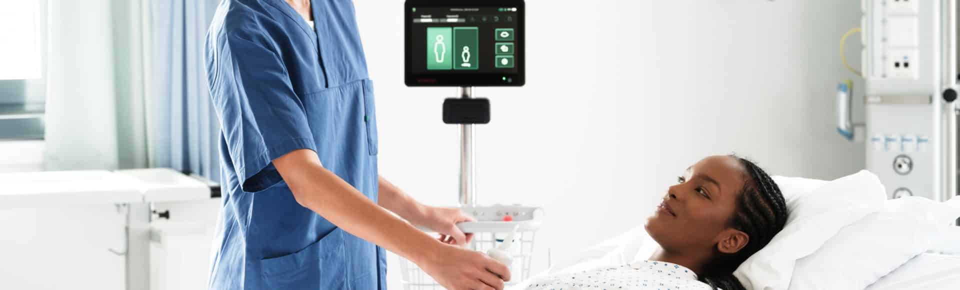 Professionnel de santé examinant la vessie d'une patiente à l'aide du bladder scanner cVue