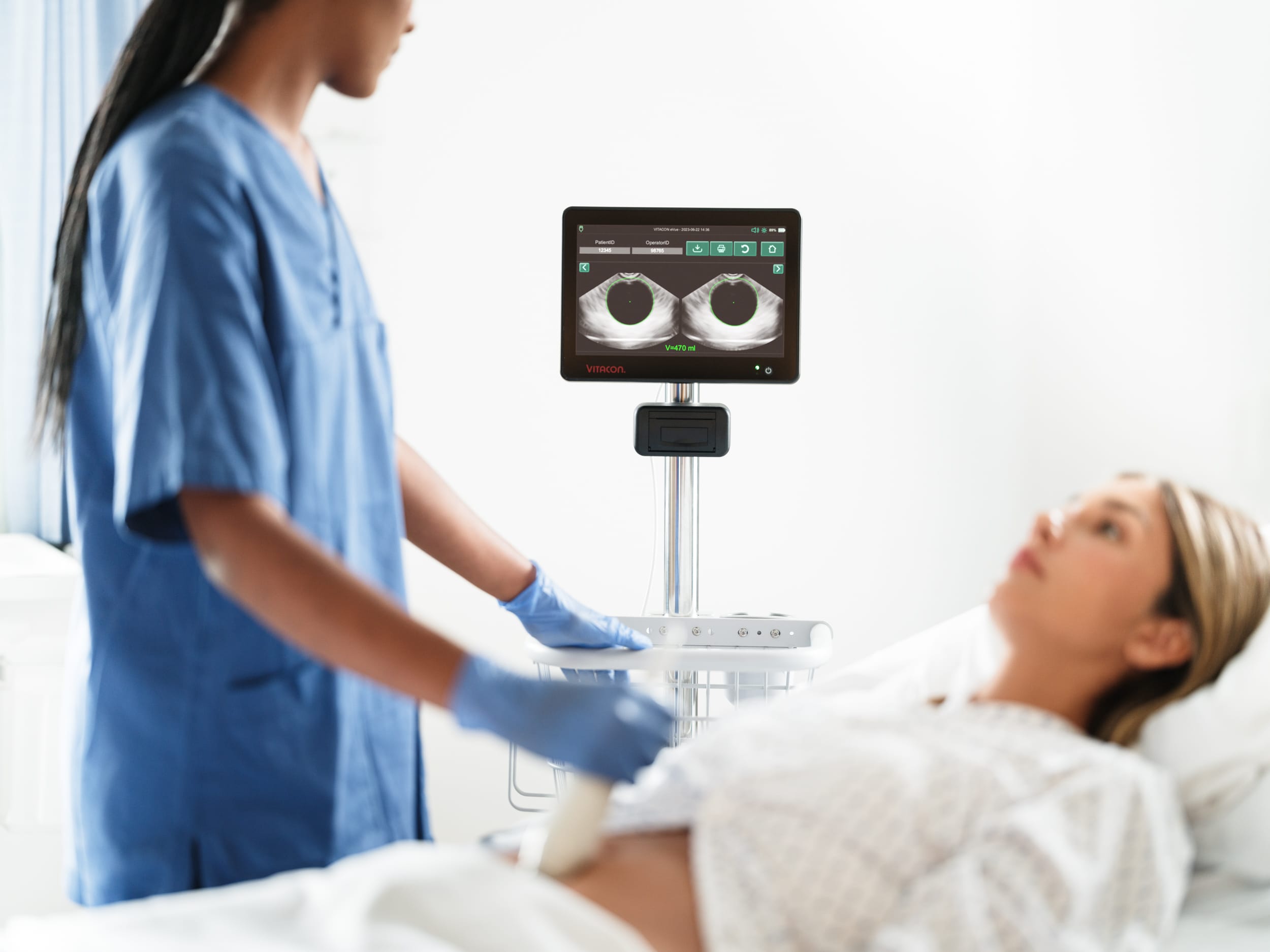 Médecin utilisant le vitascan cVue sur une patiente